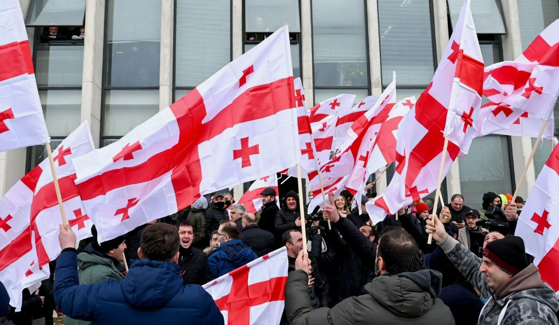 Грузинская оппозиция созывает протест у здания парламента.