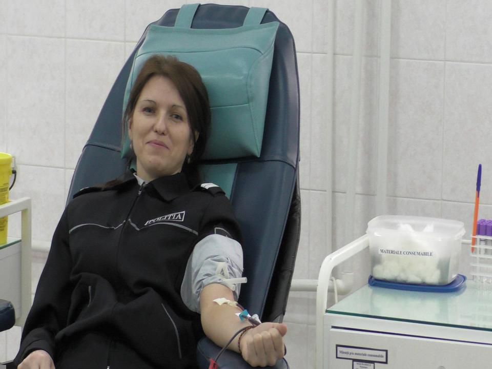 Zeci de angajaţi ai Poliţiei Capitalei, mobilizaţi să doneze voluntar sânge. 