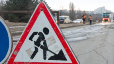 În scopul asigurării securităţii circulaţiei rutiere, întreprinderile de întreţinere a drumurilor monitorizează nonstop starea drumurilor.