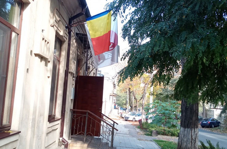 Вывешенный ПНЕ флаг Румынии стал причиной жалобы в прокуратуру.