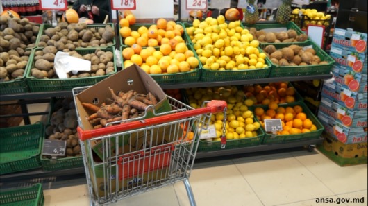 Rafturile magazinelor din Moldova, invadate de fructe şi legume importate.