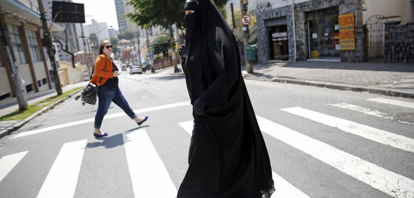 Femei din Iran, arestate pentru refuzul de a purta basma