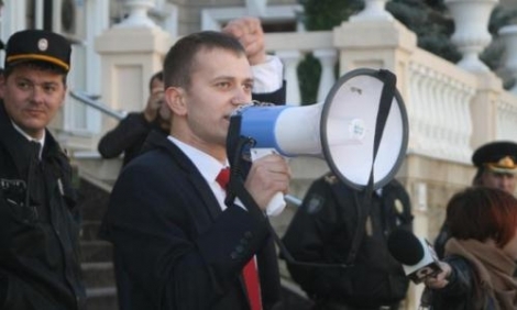  Potrivit lui Kuharenko, Comsomolul nu va renunța la protestele cu secera și ciocanul.