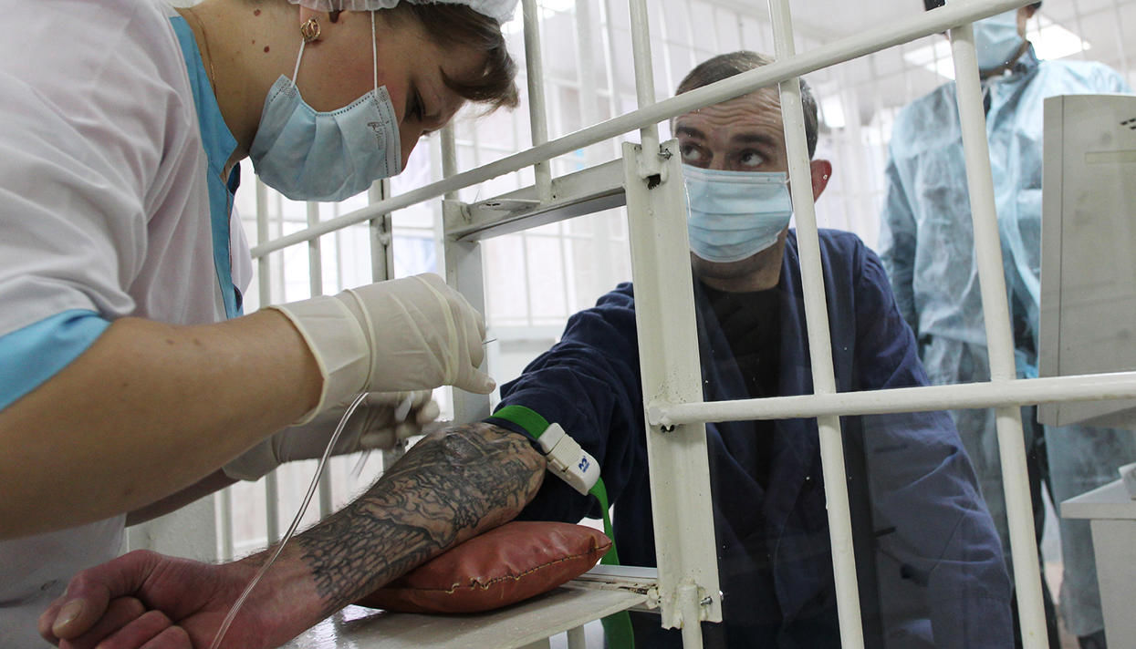 В течение недели, по состоянию здоровья, 12 заключенных были госпитализированы и получили медицинскую помощь. Фото символ: meduza.io.