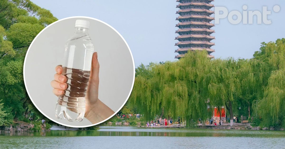 В Китае начали продавать «вселяющую мудрость» воду из озера Пекинского университета.