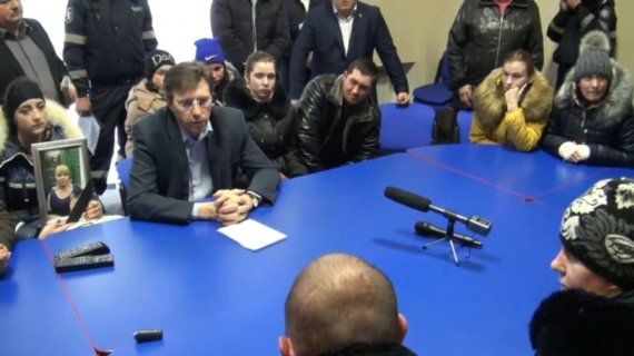 Мэр Киртоакэ поговорил с пострадавшими и родственниками погибших при взрыве в кафе La soacra.
