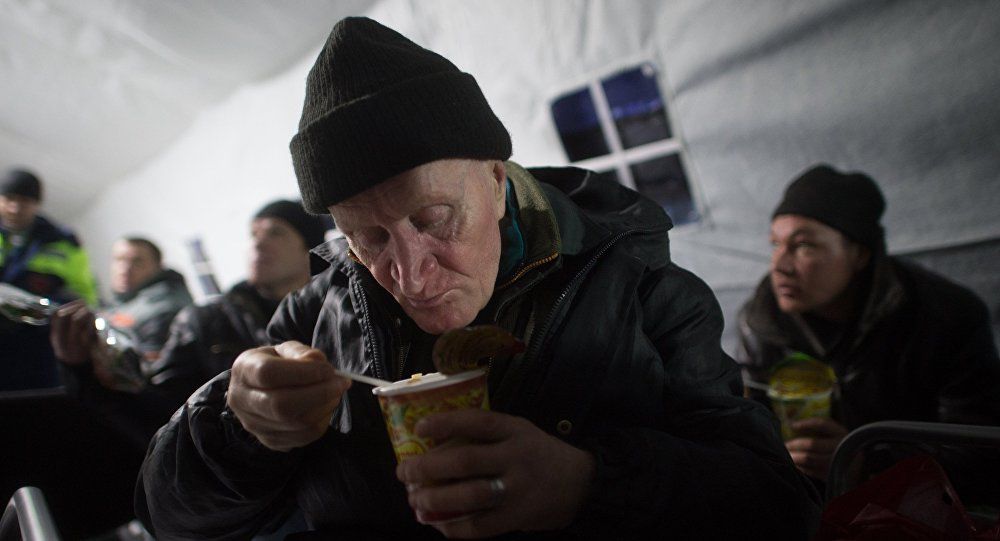 Oamenii strazii, duși la adăpost de polițiștii locali din Chișinău. Foto: Sputnik/ Илья Питалев