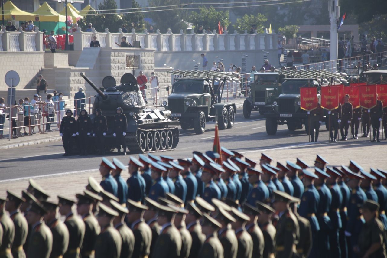 В Тирасполе прошел парад, посвященный 30-й годовщине образования Приднестровья.