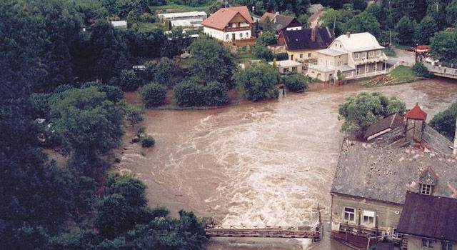 Inundațiile devastatoare din Cehia au început să distrugă case.