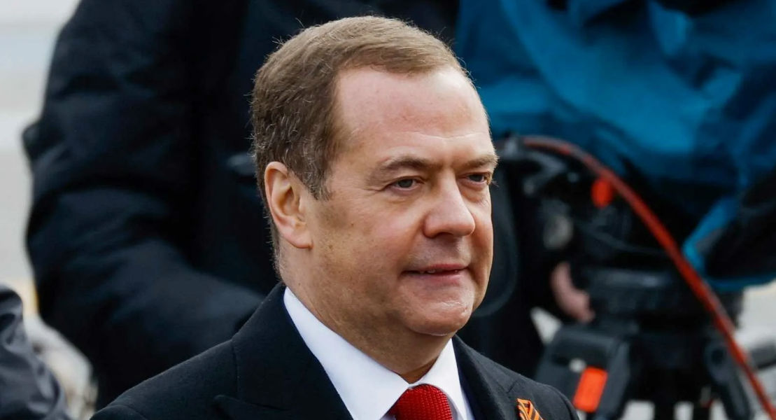 Медведев: Глядя на биографию Сырского, испытываю презрение и омерзение.