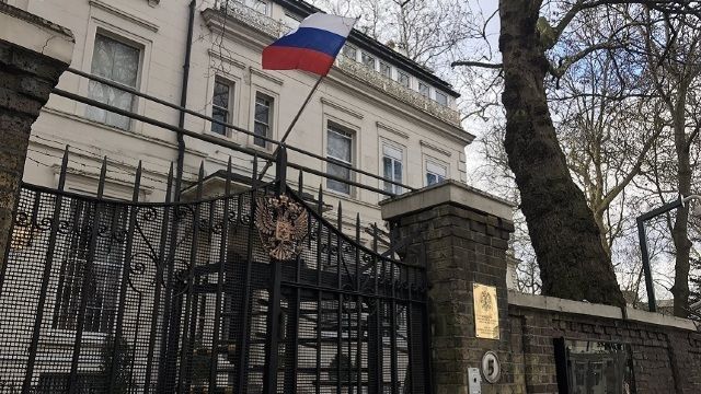 Cazul Skripal: Diplomaţii ruşi părăsesc ambasada de la Londra. Foto: Ziare.com