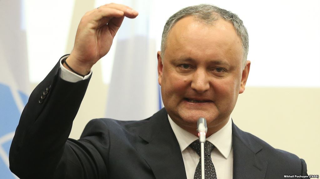 Igor Dodon a menţionat că trebuie de insistat ca în toate instituţiile statului, nu doar în cadrul Preşedinţiei, să funcţioneze emiterea actelor şi în limba rusă.Foto:europalibera.org