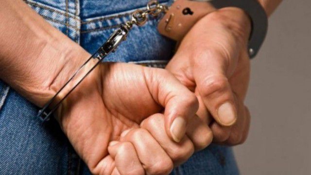 Un bărbat din Capitală, prins în timp ce vindea droguri. Foto: prime.md
