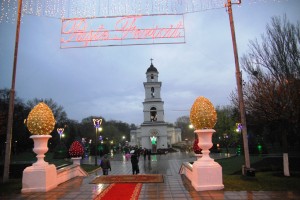 Totodată, potrivit acestuia, comercializarea băuturilor alcoolice în preajma cimitirelor va fi interzisă. Nu se va permite în acest an nici prepararea frigăruilor în cimitire.