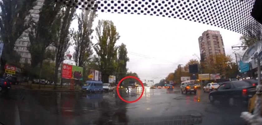 Momentul în care un pieton s-a aventurat să treacă strada la roșu