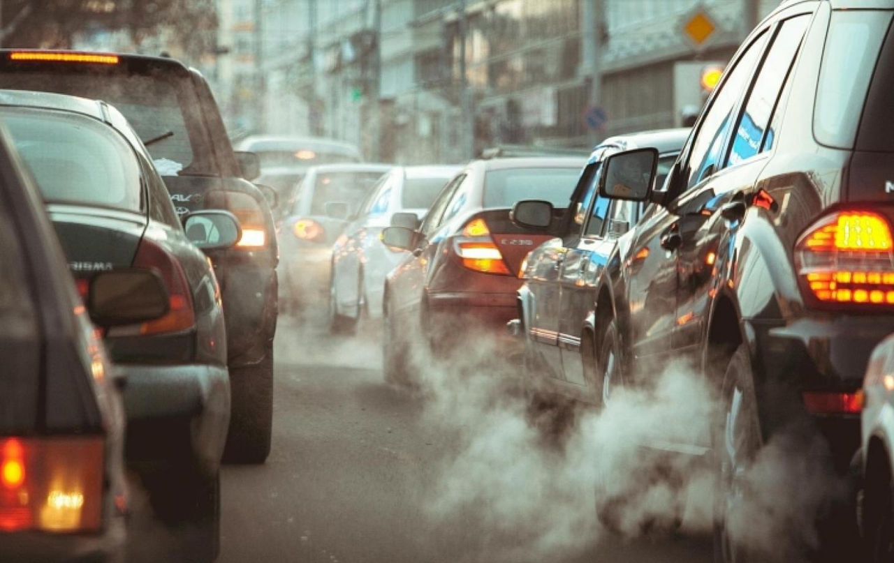 Automobilele continuă să fie o sursă majoră de poluare a aerului în Moldova.