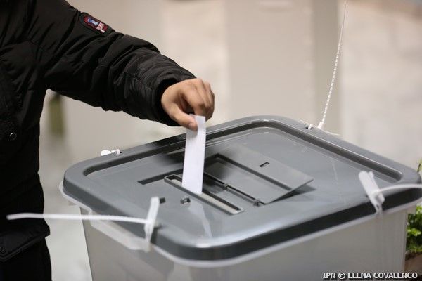 Liderii partidelor parlamentare au păreri împărţite privind introducerea sistemului uninominal de vot şi renunţarea la listele de partid. 