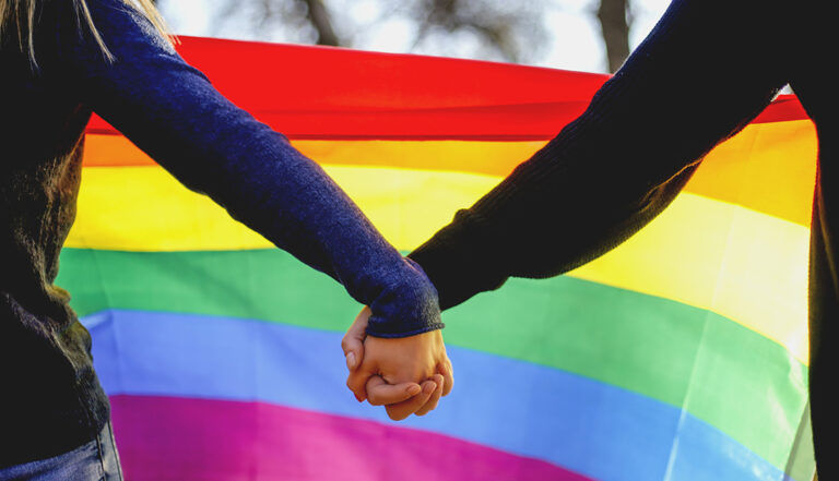 Comunitatea LGBTQ+ cere recunoașterea legală a cuplurilor de același sex.