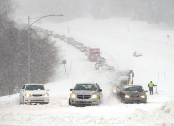 Meteorologii au lansat un avertisment de iarnă severă. Aeroporturi închise, datorate unei unai mase de aer artic.