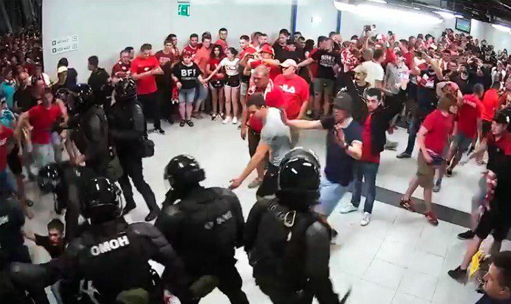 Появилось видео избиения фанатов «Спартака» омоновцами.