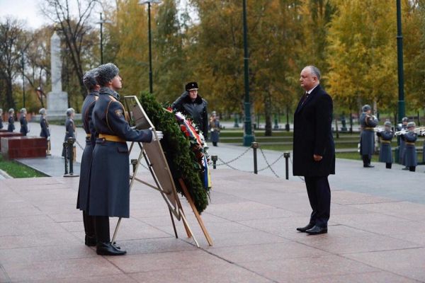 Вместе с официальной делегацией РМ глава государства возложил венок к Могиле неизвестного солдата.