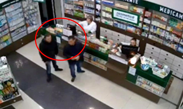 Îi recunoști? Anunță poliția. Au furat un telefon mobil din farmacie