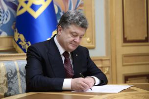 Президент Петр Порошенко ввел в действие решение СНБО об исключении из санкционного списка Украины европейских журналистов.