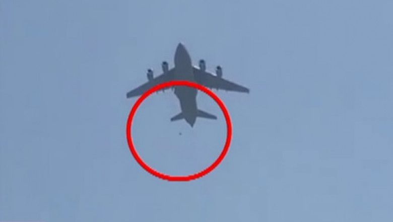 Момент падения людей с улетающего из Кабула самолета попал на видео.