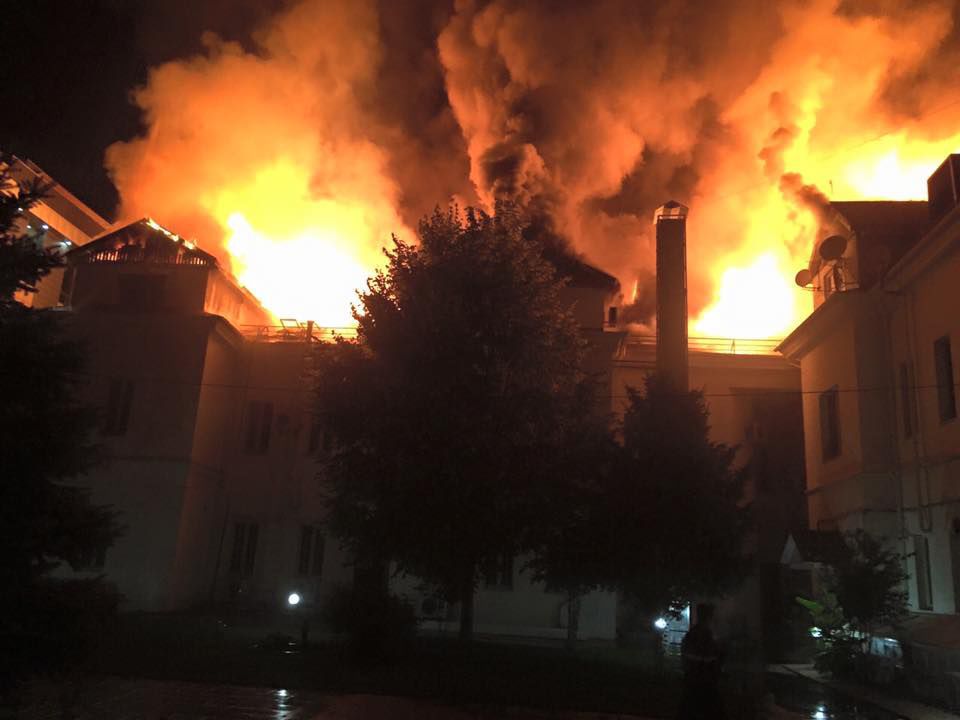 Acoperișul unui restaurant de pe strada Pușkin din Chişinău a luat foc aproape de miezul nopții. Foto: facebook.com