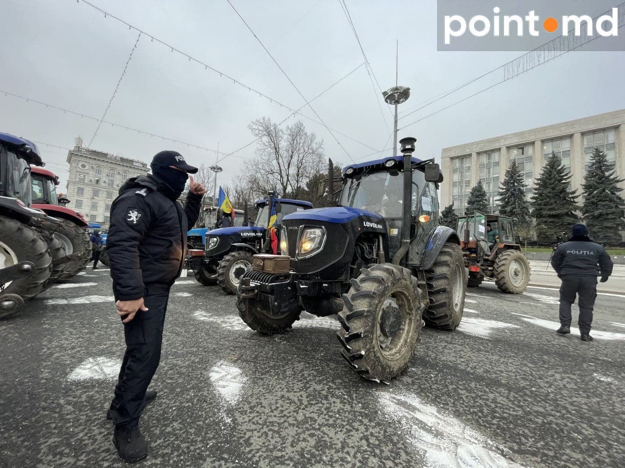 На въезде в город припарковано около двухсот тракторов.