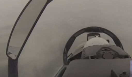 Полет Су-35 на сверхнизкой высоте попал на видео.