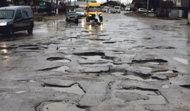 Gerul şi precipitaţiile au lăsat oraşul Durleşti fără drumuri