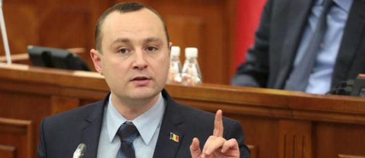 Депутат-социалист отметил, что в конфликт были вовлечены „и игроки из-за рубежа, и вмешательство имело место с разных сторон, а не только с одной”. 