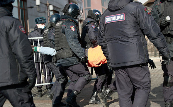 Более 400 подростков задержали с февраля на антивоенных акциях в Москве.