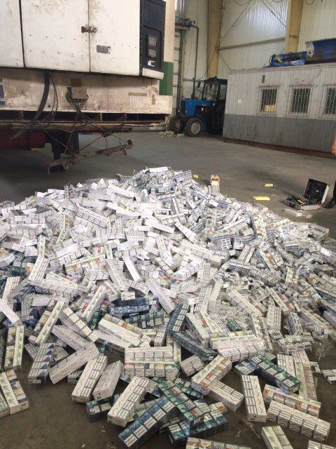 Afacerea ilegală cu țigări a doi moldoveni, deconspirată cu ajutorul câinelui Serviciului Vamal. 