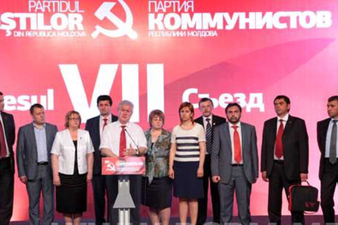 Эксперты считают, что коммунисты стараются усидеть сразу на двух стульях. Фото: pcrm.md
