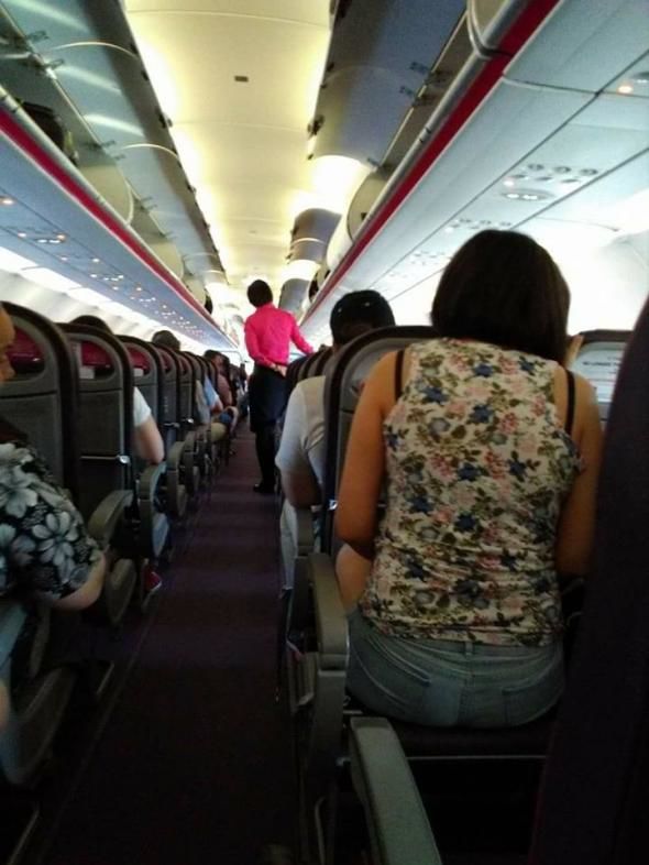Scaun fără spătar într-un avion Wizz Air. Reacția companiei. Foto:facebook