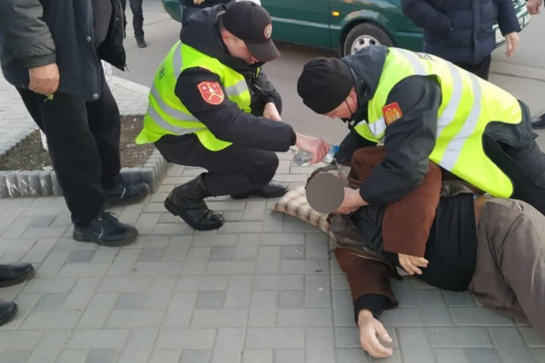 Карабинеры помогли жителю Комрата, потерявшему сознание на улице.