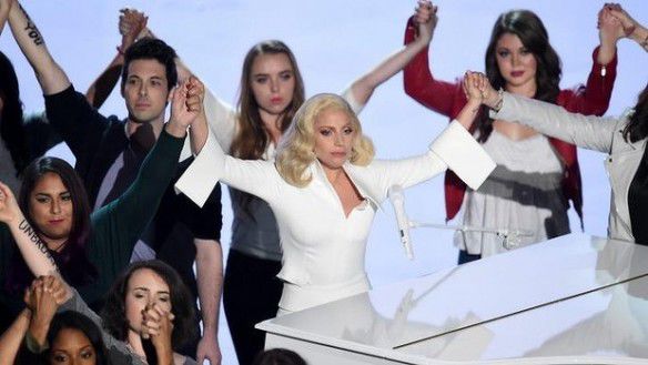 Lady Gaga a oferit unul dintre cele mai importante momente de la ceremonia decernării premiilor Oscar 2016.