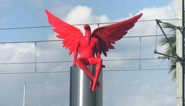 Au vandalizat sculptura unui înger, spunând că acesta seamănă cu diavolul