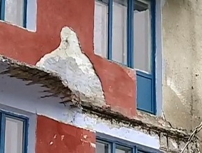 Выйдя на балкон третьего этажа, молодые люди спровоцировали обрушение.