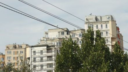 Vecinii mai spun că bărbatul locuieşte de câţiva ani doar cu fiul său, după ce soţia a plecat la muncă peste hotare