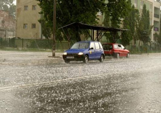 Serviciul Hidrometeorologic de Stat prevede ploi și grindină și pentru seara zilei de azi.