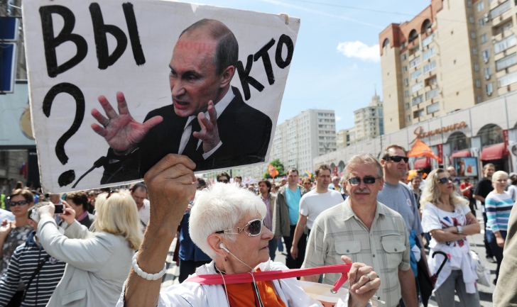 Participanţii, din diverse curente politice, flutură afişe cu diverse sloganuri,  "Putin, ruşinea Rusiei" sau "Jos autocraţia prezidenţială".