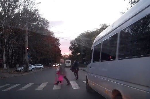 Инцидент произошел в среду, 5 октября, на улице Роз, у светофора возле детского парка аттракционов.
