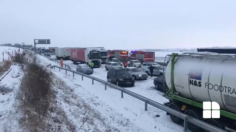 Poleiul face ravagii: 30 de autovehicule s-au ciocnit în lanţ. Foto: capură video