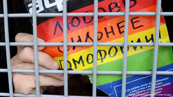 Задержаны участники акции и сотрудник службы доставки воздушных шариков.