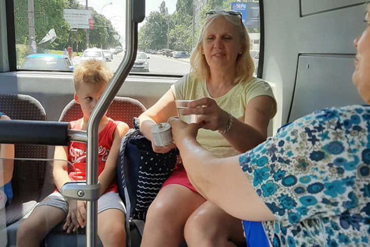 Пассажирам столичного общественного трнаспорта начнут раздавать воду.