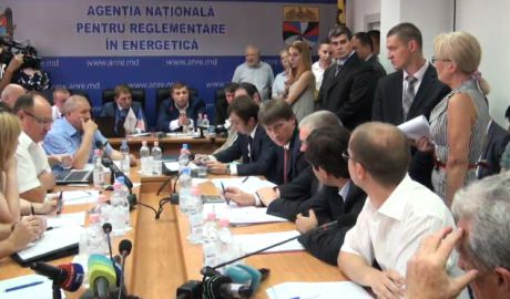 Protest cu îmbrânceli şi lozinci astăzi la şedinţa consiliului de administratie al ANRE. Foto: jurnal.md
