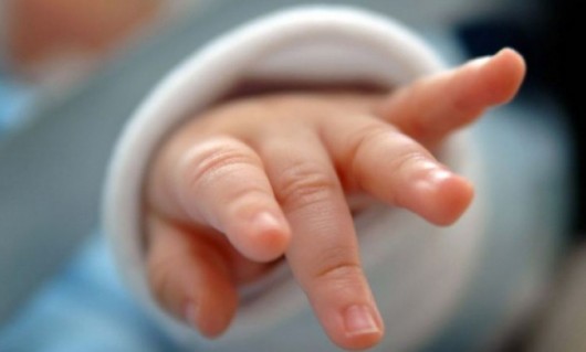 Un copil de numai 7 luni a căzut din cărucior pe scări de la înălțimea de aproximativ 3 metri.